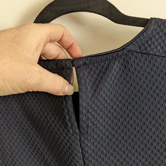 NWT Banana Republic Navy Blue Sleeveless Suit Blouse Textured Closure Size Small - Picture 5 of 9